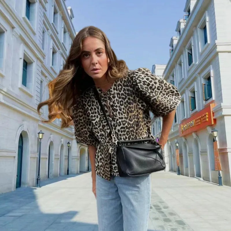 Rosa | Blusa alla moda con stampa leopardata e maniche a sbuffo